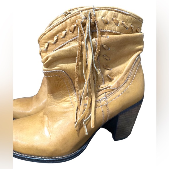 Naughty Monkey size 6 women’s genuine leather heeled ankle boots with fringe - Picture 6 of 6